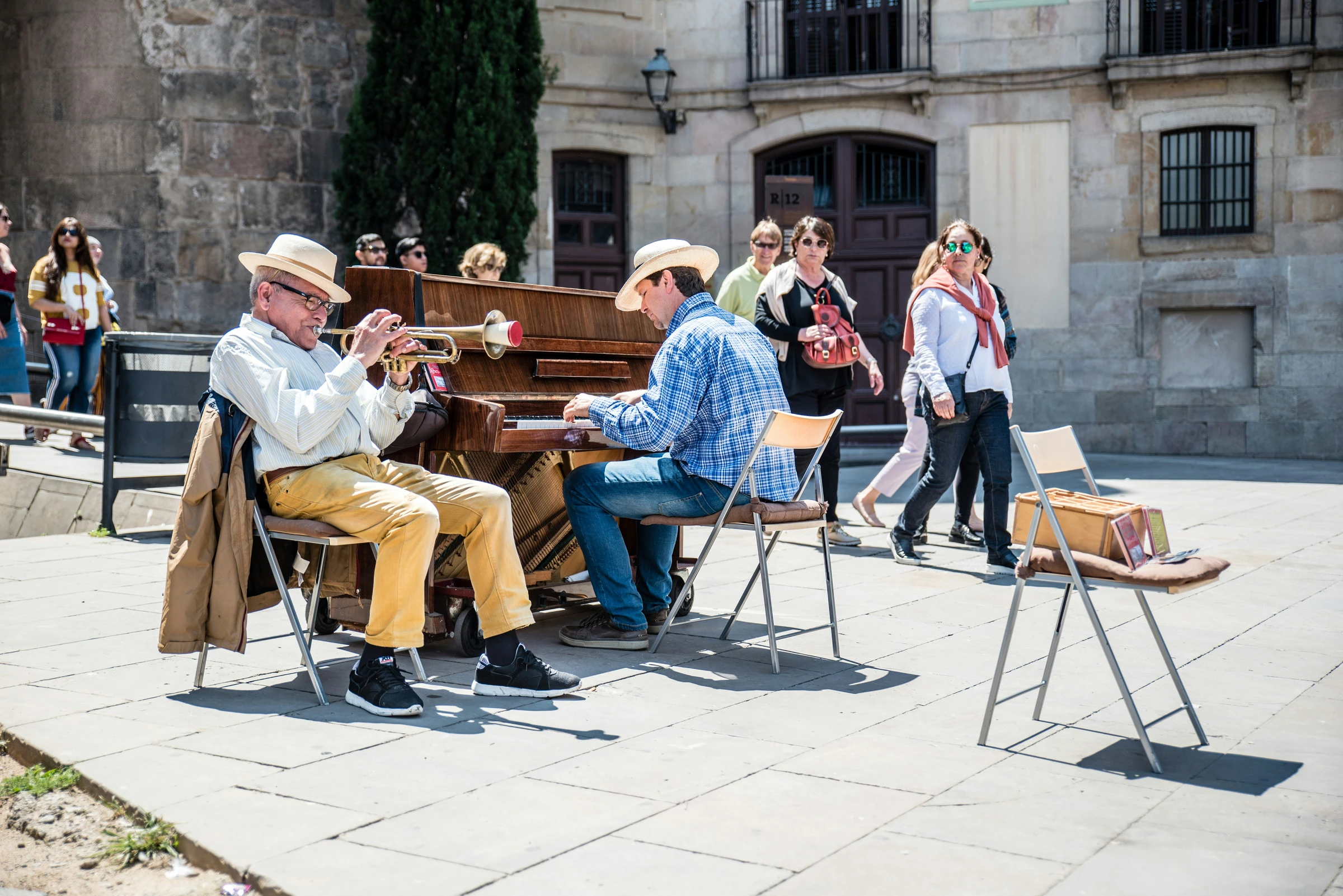 Musicians in Barcelona&rsquo;s cathedral square.