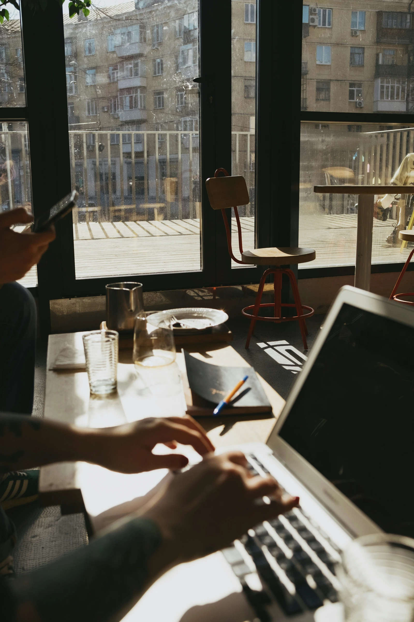 Working on a laptop in a caf&eacute;.